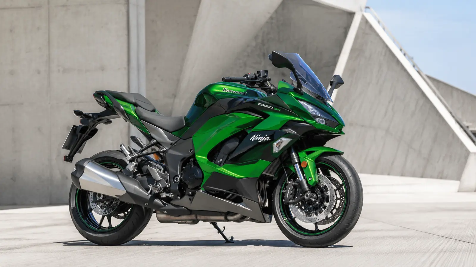 АВТО 1000449 зелёный Kawasaki Ninja 1000SX у современной стены