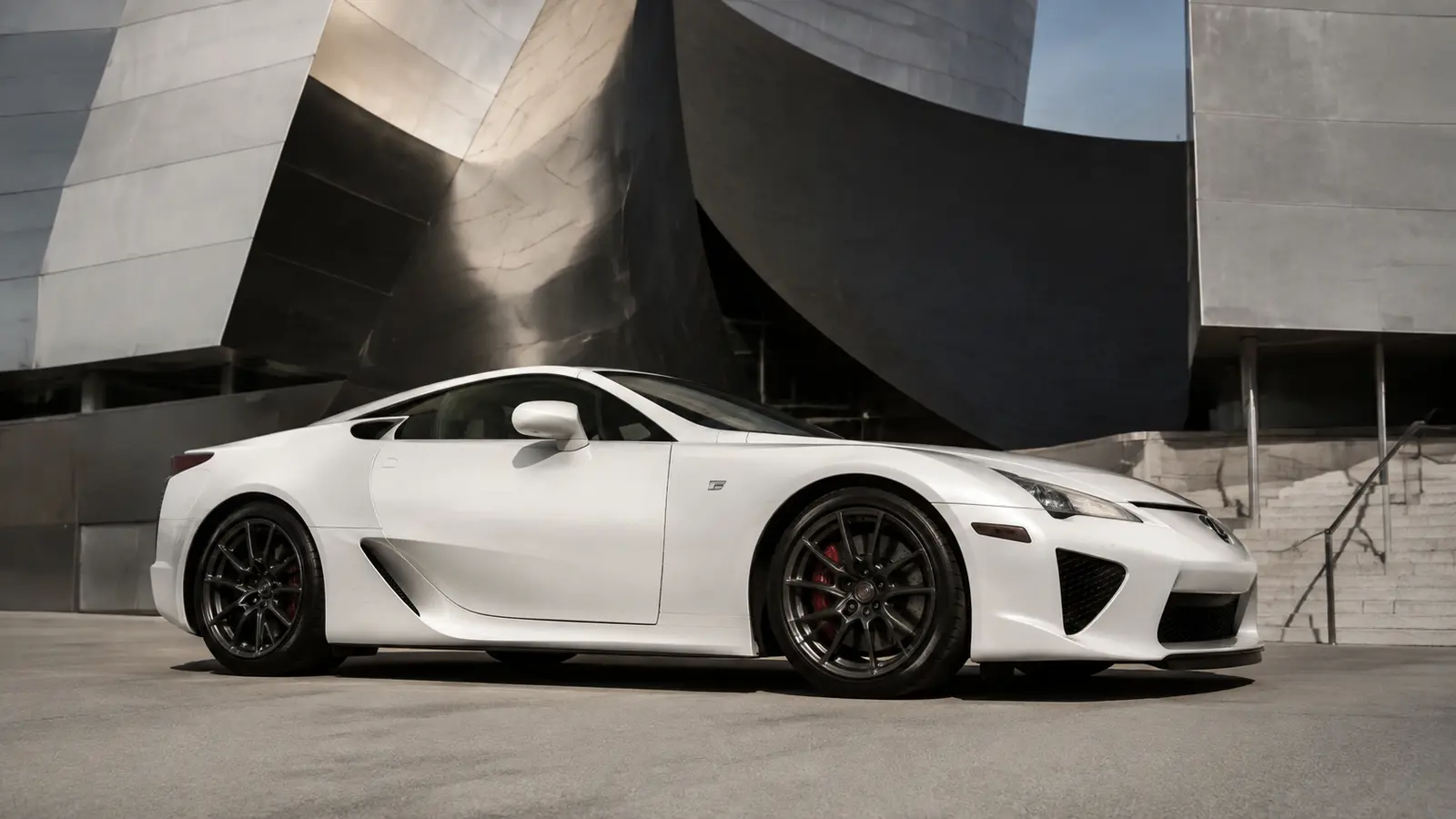 АВТО 1001108 белый Lexus LFA у музея музыки