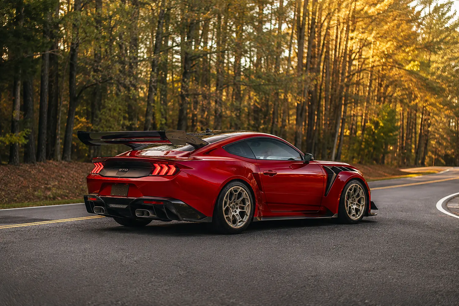 АВТО 1003628 красный Ford Mustang GTD на лесной дороге