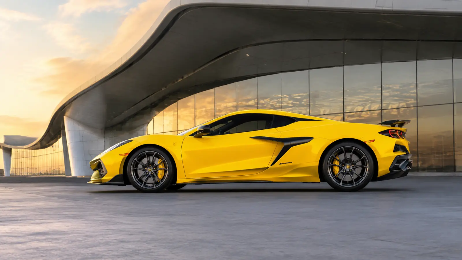 АВТО 1002470 жёлтый Chevrolet Corvette Z06 у аэропортовой архитектуры
