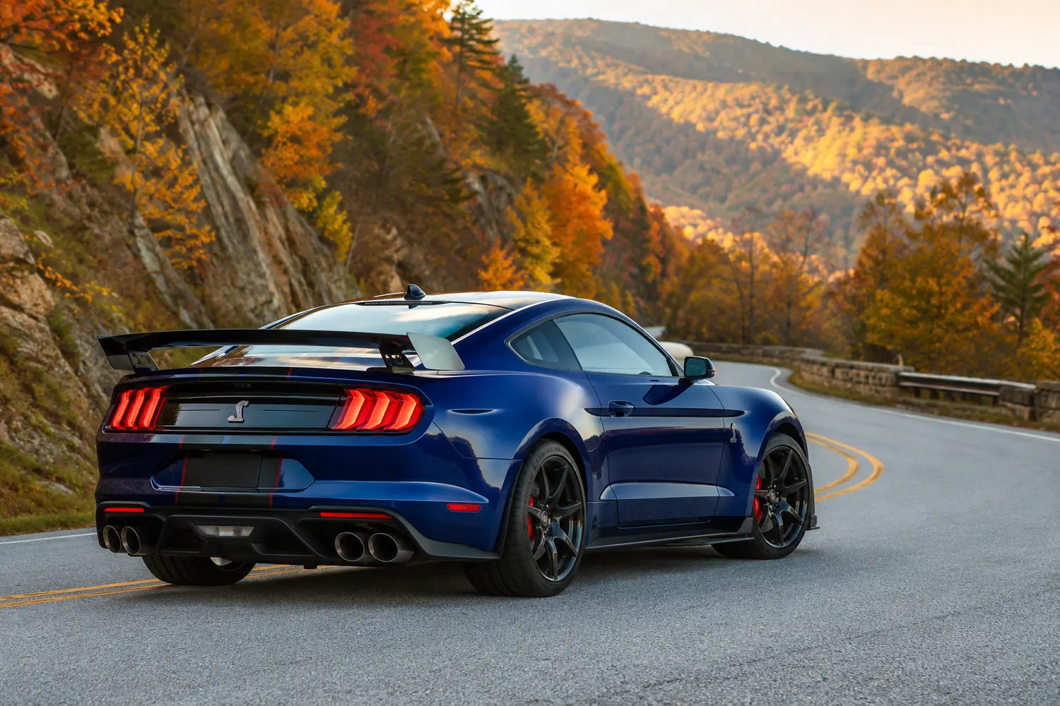 АВТО 1003818 синий Ford Mustang Shelby GT500 на осенней дороге