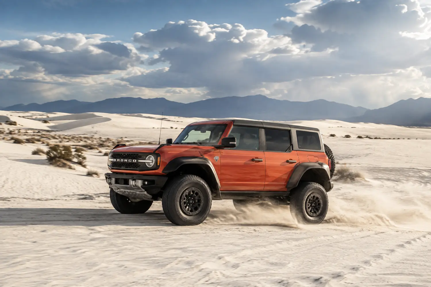 АВТО 1003828 оранжевый Ford Bronco Raptor на белых дюнах