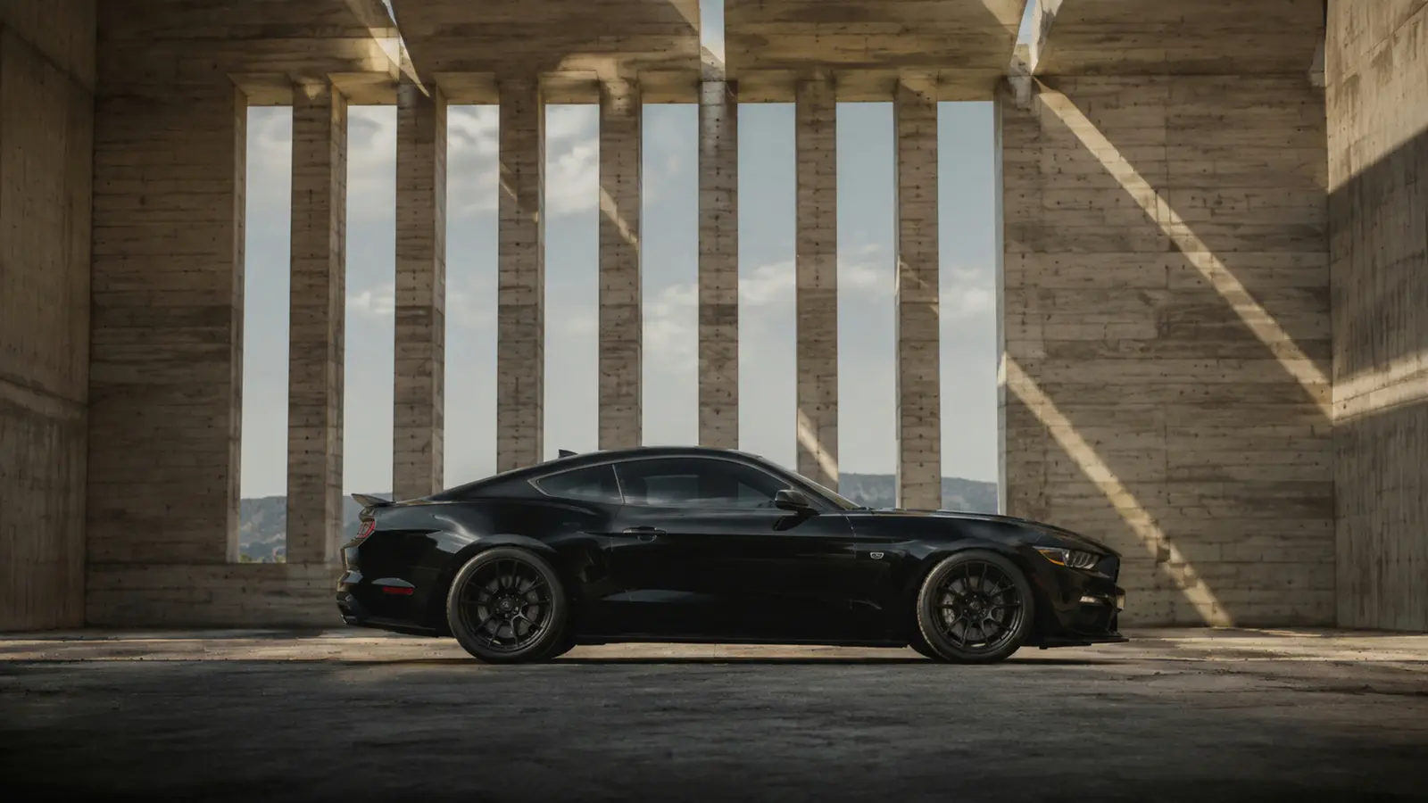 АВТО 1003317 глубокий чёрный Ford Mustang Dark Horse целиком на гребне рельефа