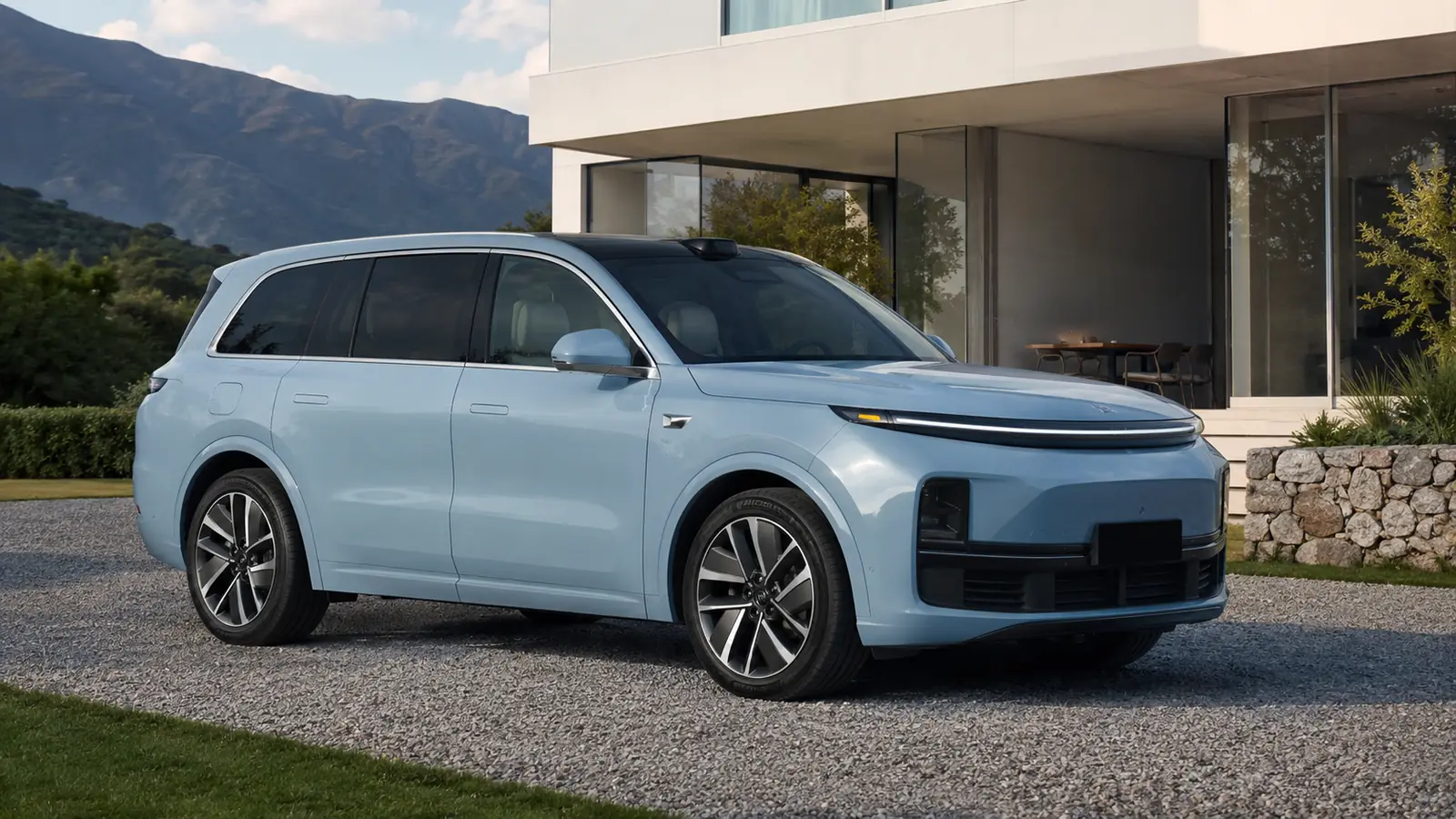 АВТО 1002727 голубой Li Auto L9 крупно у светлой современной виллы