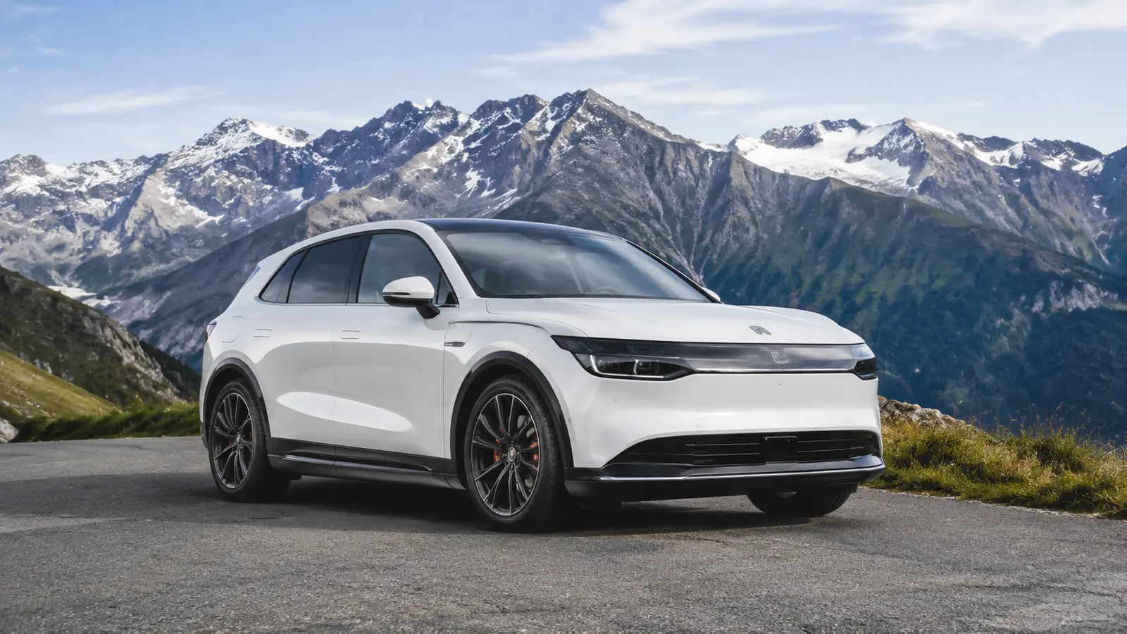 АВТО 1002212 белый Zeekr 7X крупно на горной дороге