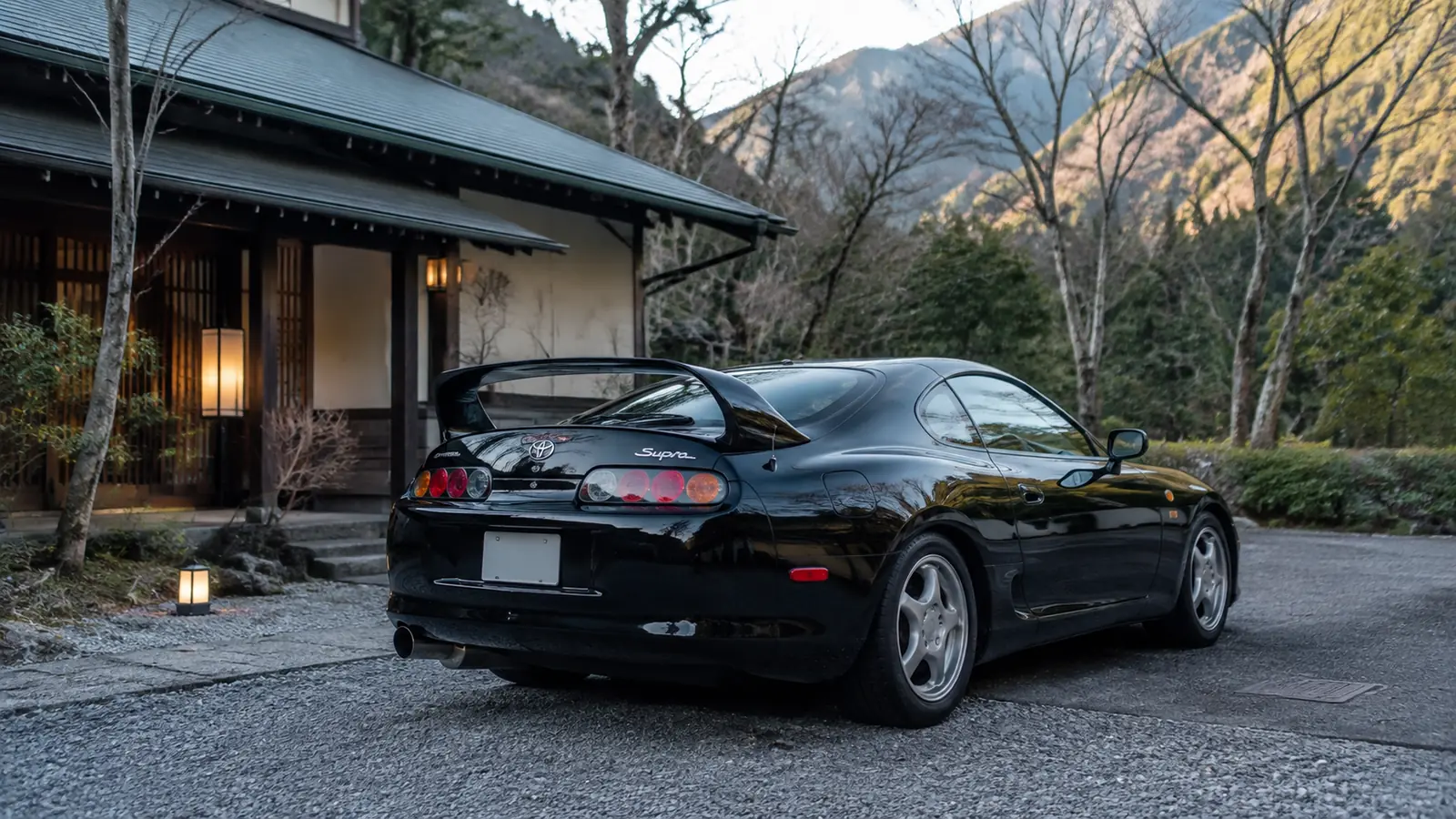 АВТО 1001387 чёрный Toyota Supra A80 у японского горного отеля