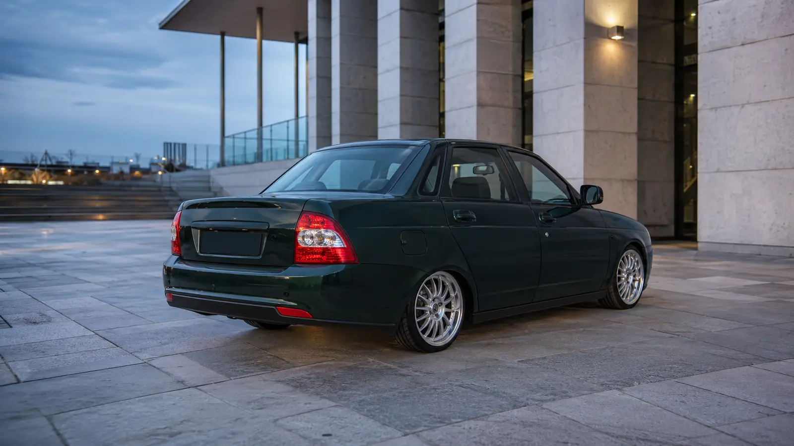 АВТО 1001319 Тёмно-зелёная Lada Priora на городской площади