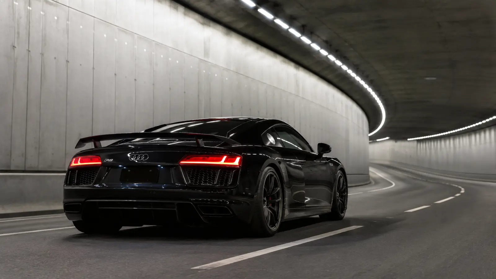 АВТО 1000669 чёрный Audi R8 сзади в современном тоннеле
