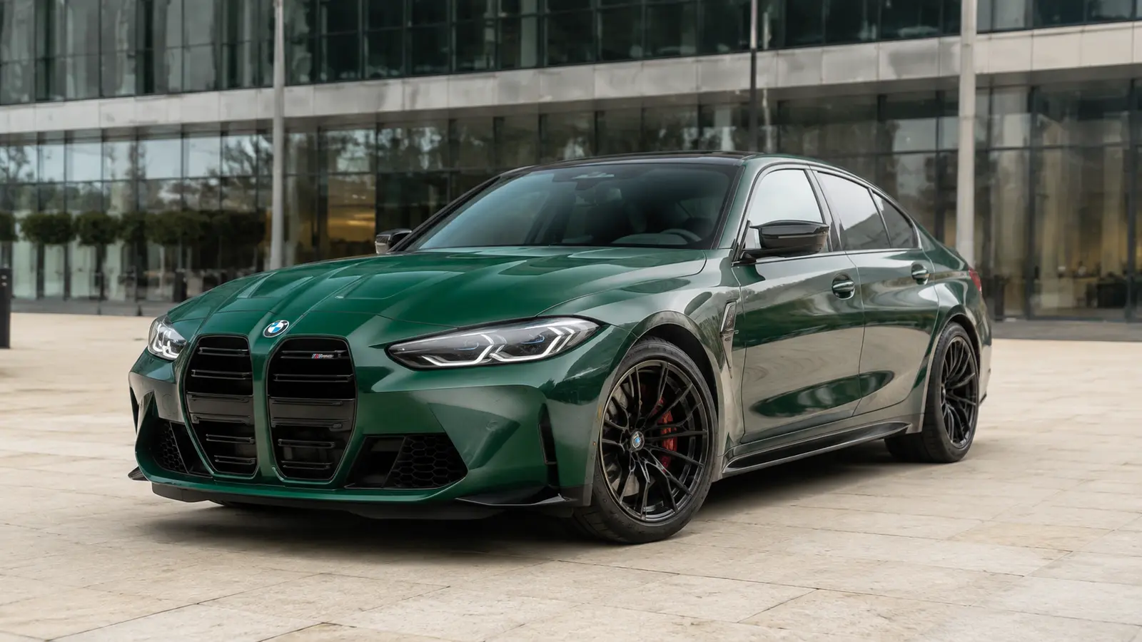 АВТО 1001748 зелёный BMW M3 у бизнес-центра