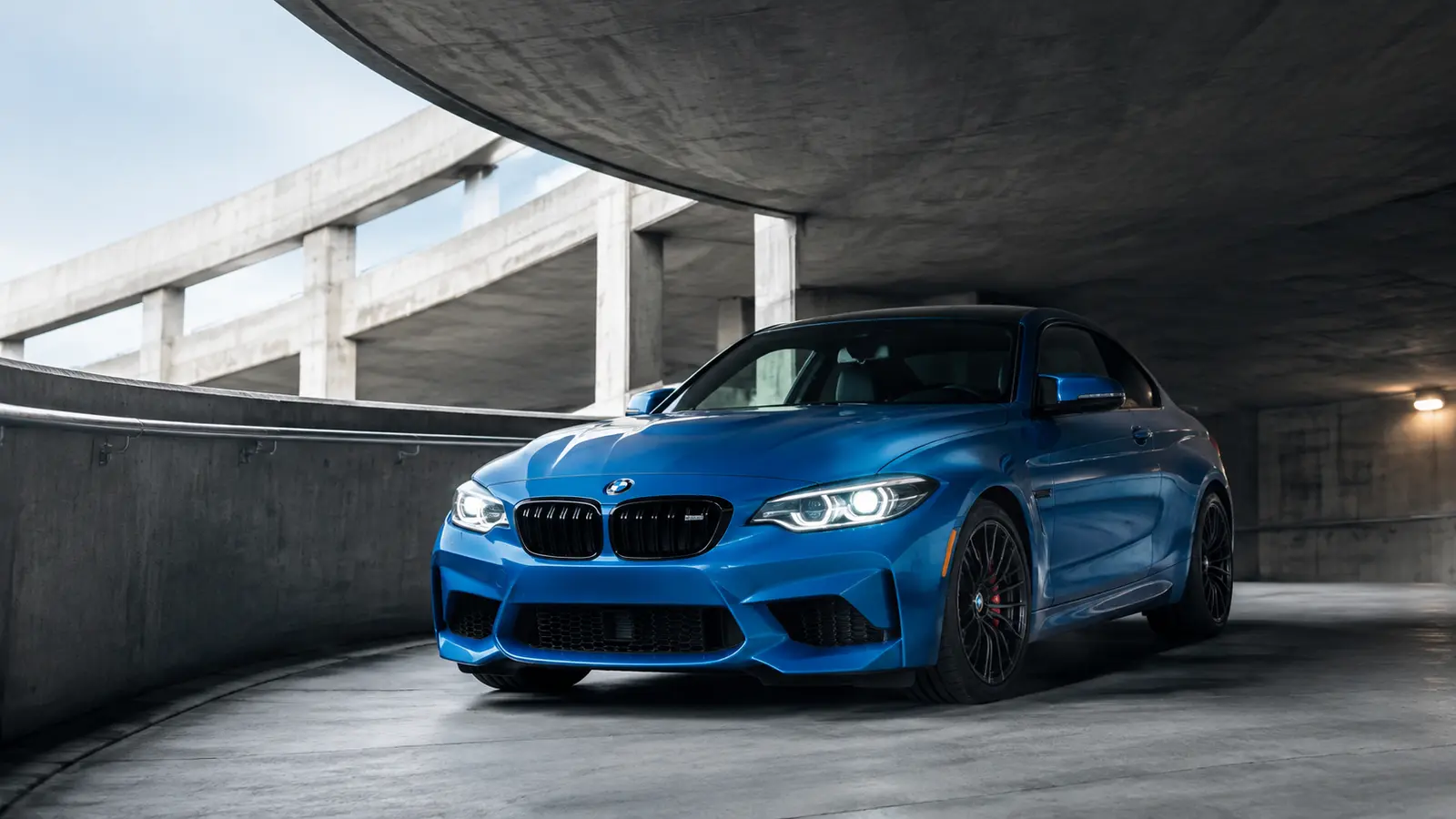 АВТО 1001752 синий BMW M2 на спиральном паркинге