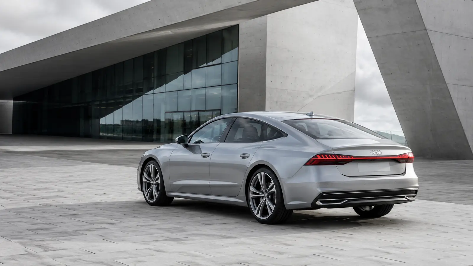 АВТО 1001737 серебристый Audi A7 у музея