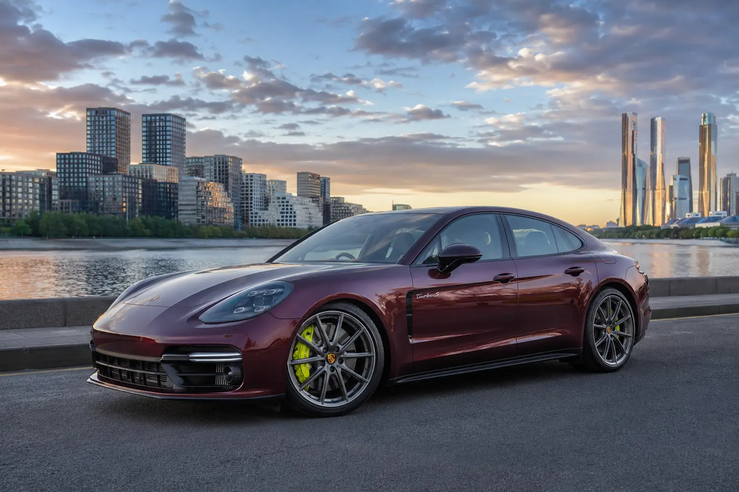 АВТО 1003764 бордовый Porsche Panamera Turbo на современной набережной Москвы