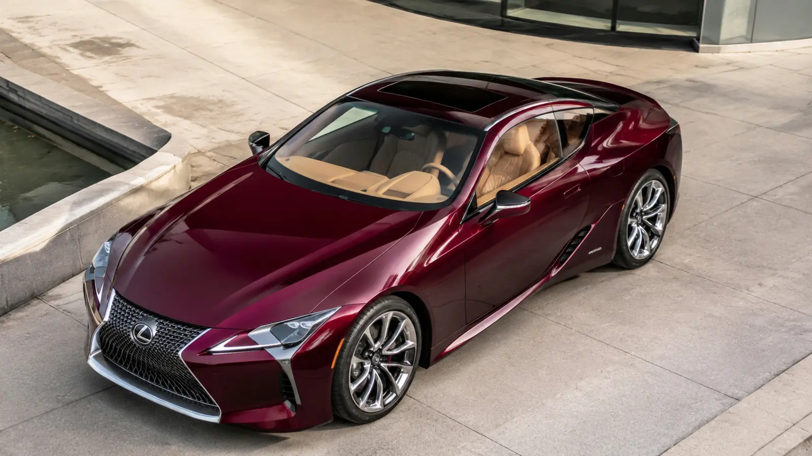 АВТО 1002955 бордовый Lexus LC 500 крупный высокий ракурс у концертного центра