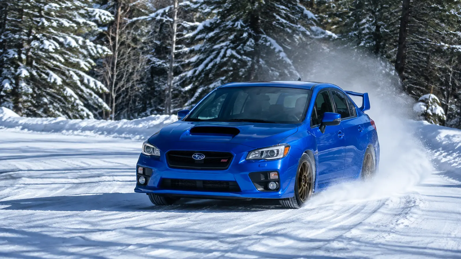 АВТО 1000584 синий Subaru WRX STI на снежной дороге
