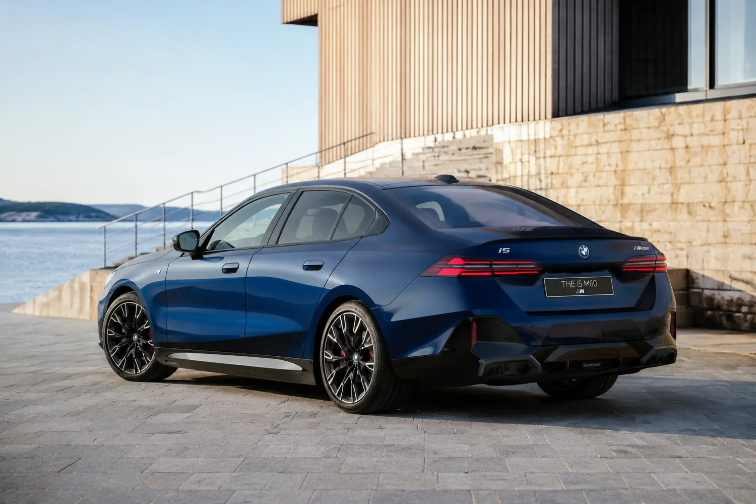 АВТО 1003773 синий BMW i5 M60 у скандинавской архитектуры