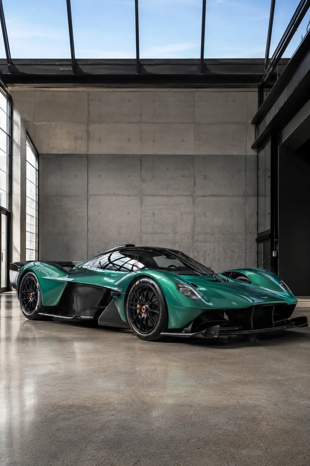 АВТО 1003852 зелёный Aston Martin Valkyrie в индустриальном фотогангаре