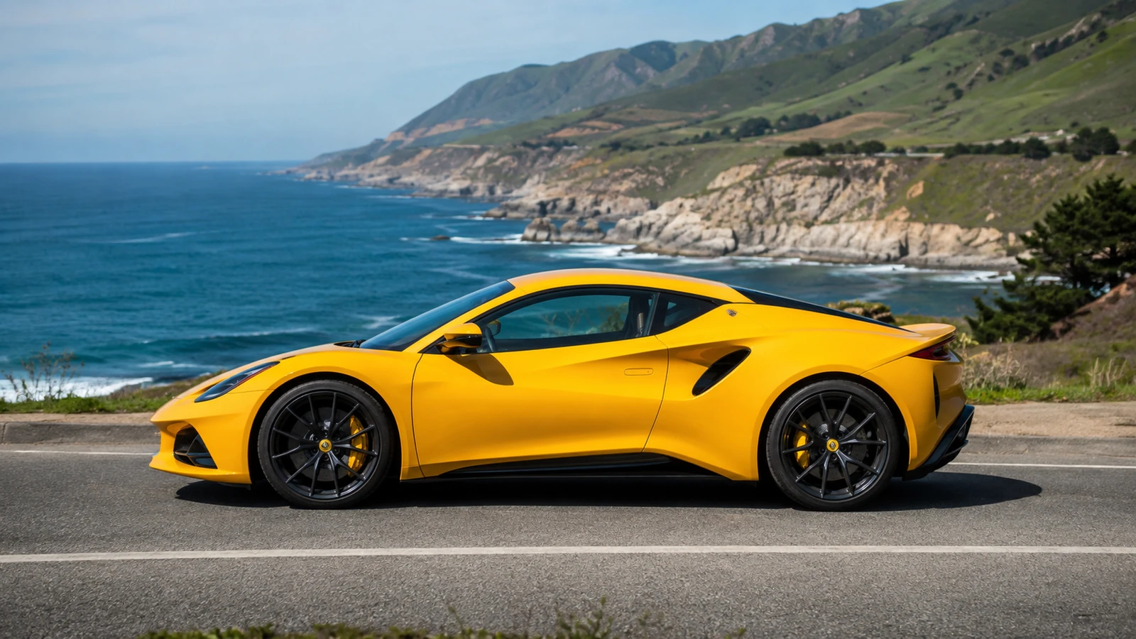 АВТО 1001292 жёлтый Lotus Emira на прибрежной дороге