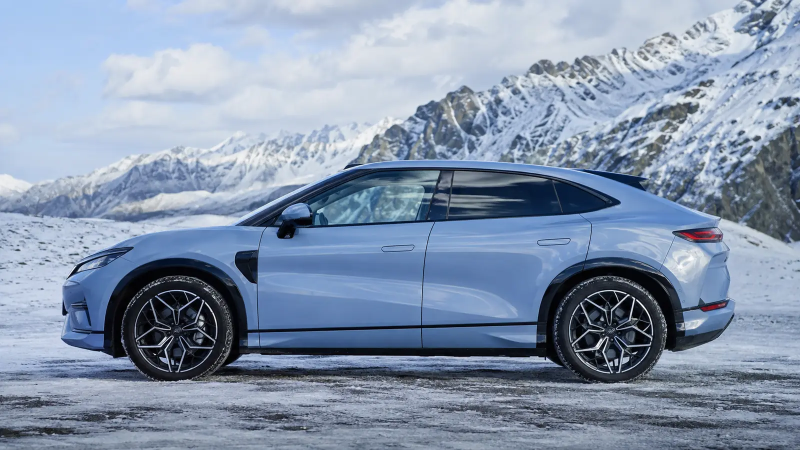 АВТО 1002240 голубой BYD Song L крупно на заснеженном перевале