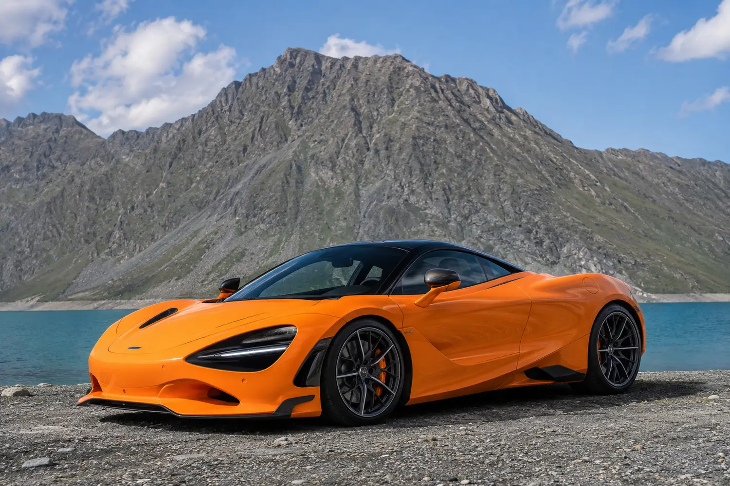 АВТО 1003723 оранжевый McLaren 750S у прозрачного горного озера
