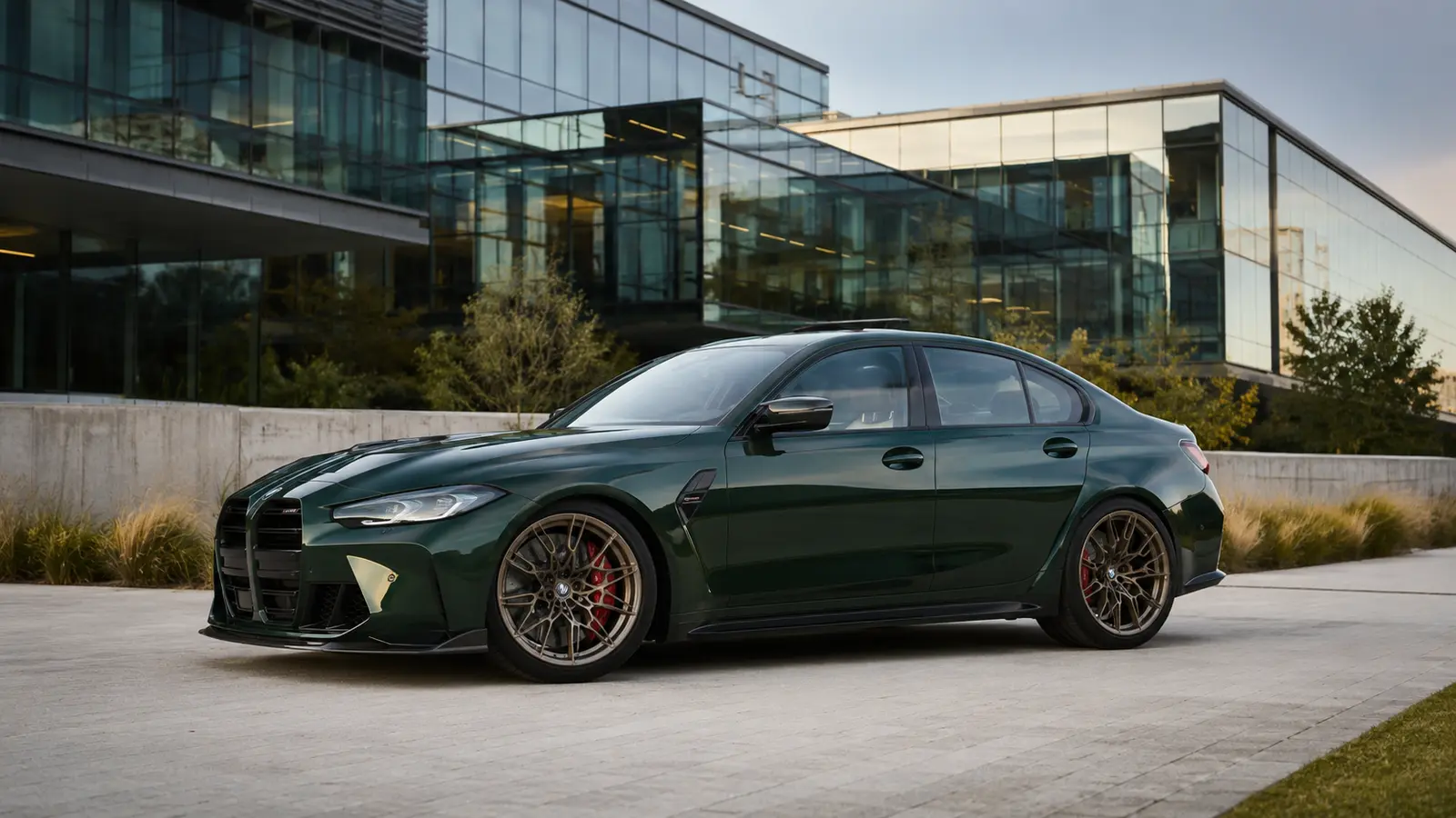 АВТО 1001103 зелёный BMW M3 CS у стеклянного кампуса