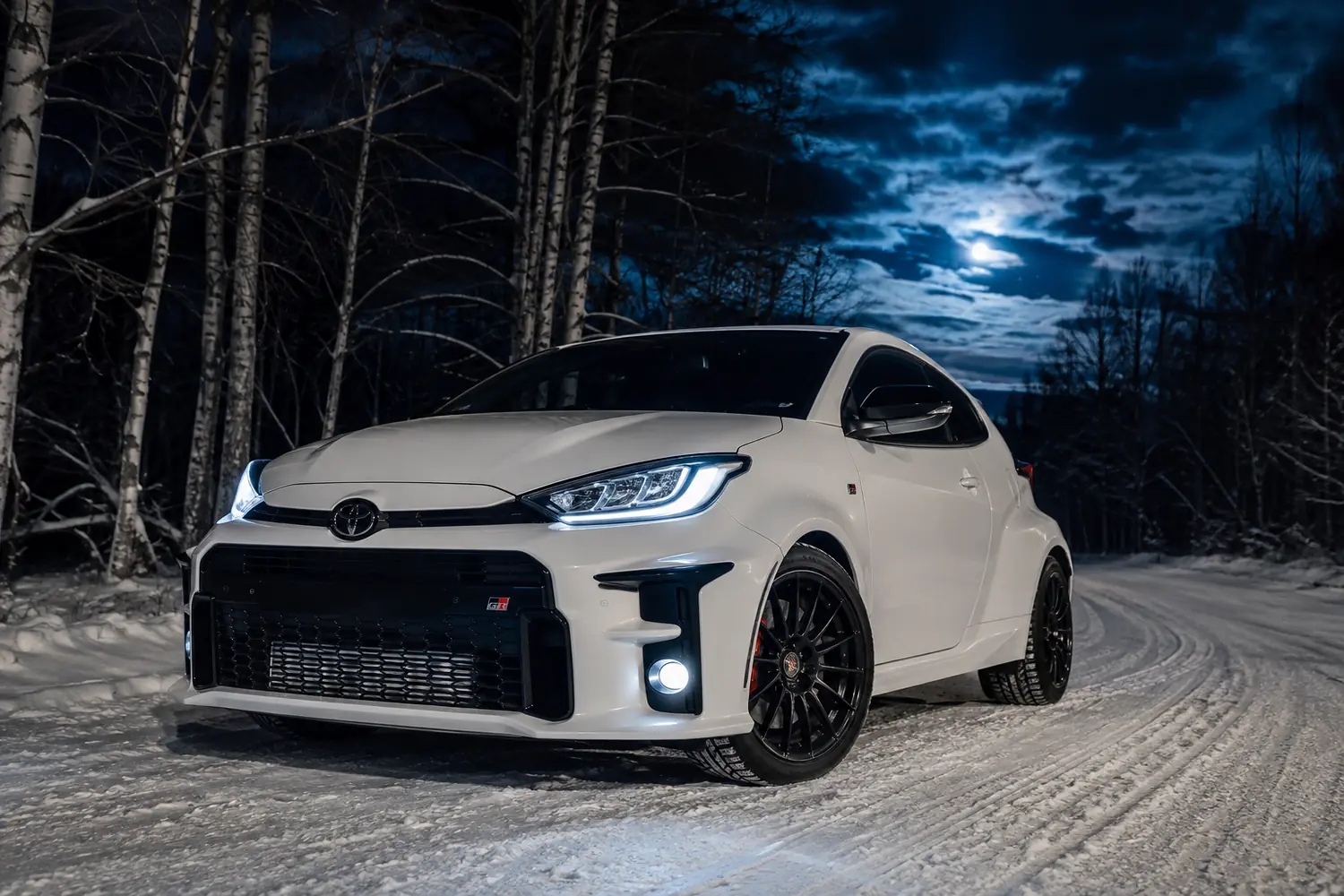 АВТО 1003776 прокаченная белая Toyota GR Yaris на лунной зимней дороге