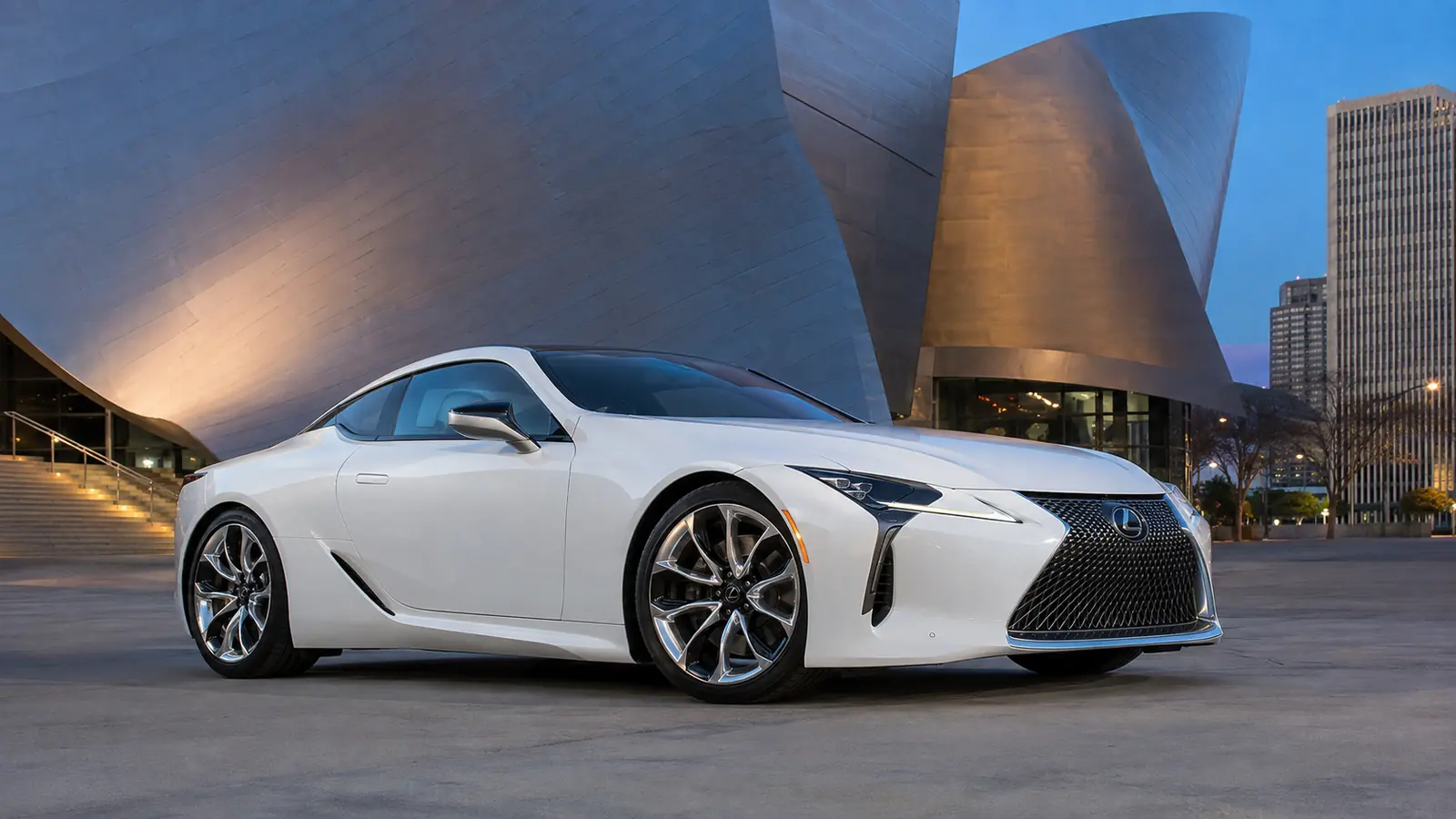 АВТО 1000204 белый Lexus LC 500 у концертного зала