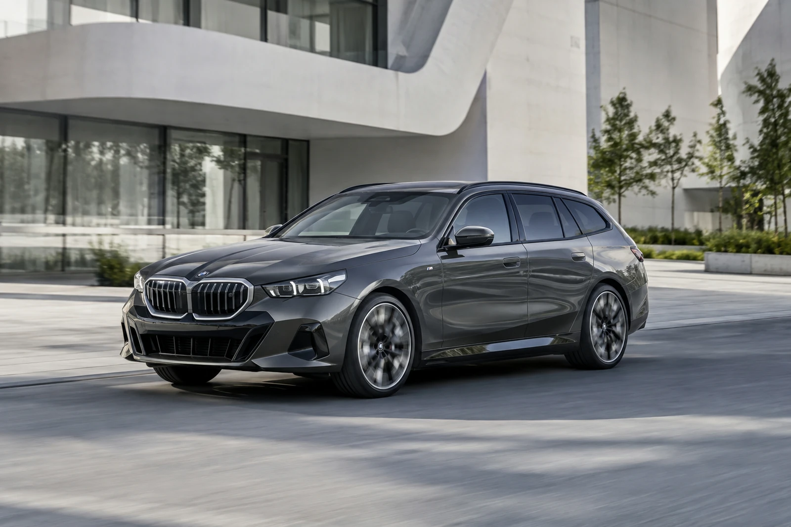 АВТО 1007568 серый BMW i5 Touring у современной галереи