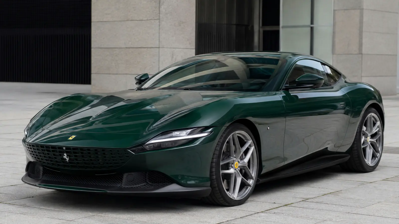АВТО 1003126 тёмно-зелёный Ferrari Roma крупно премиальный кадр