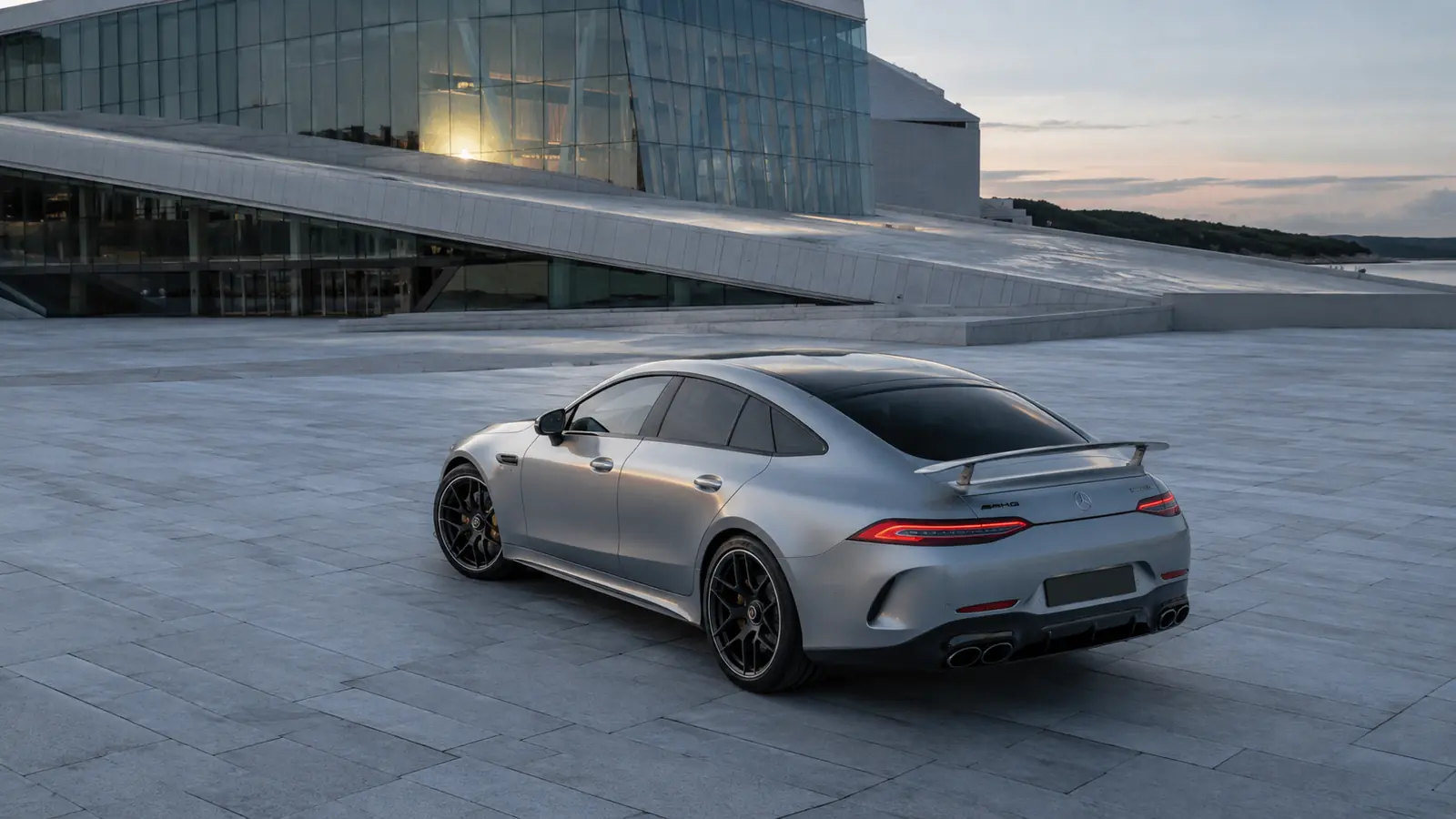 АВТО 1001972 ледяно-серебристый Mercedes-AMG GT 63 у северной оперы