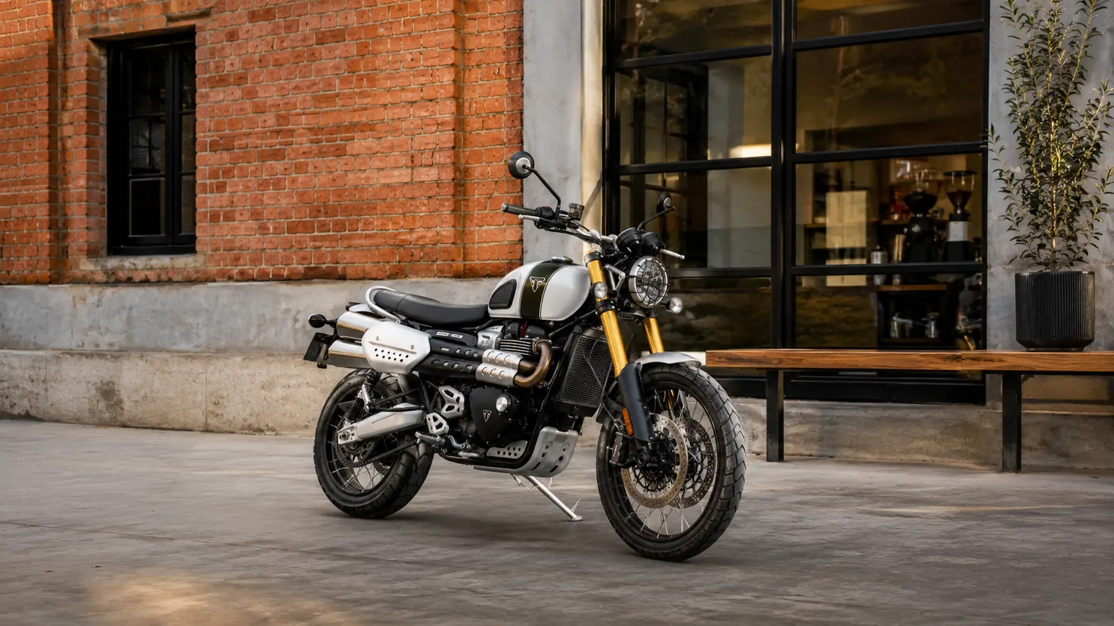 АВТО 1000170 Triumph Scrambler 1200 у кирпичного здания