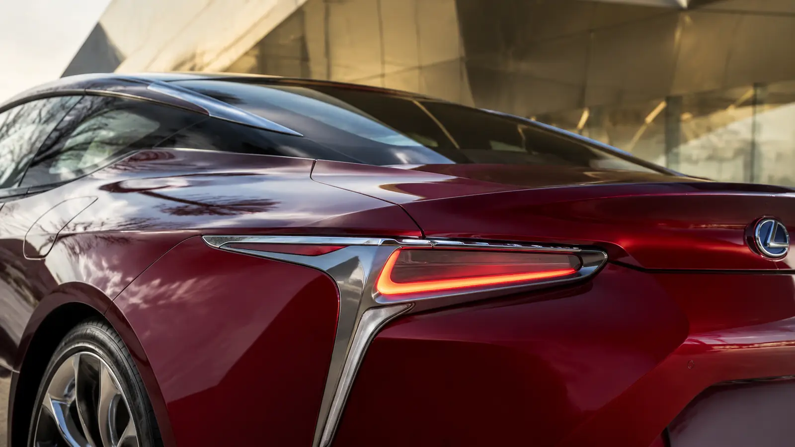АВТО 1001397 задний фонарь красного Lexus LC 500 у музея