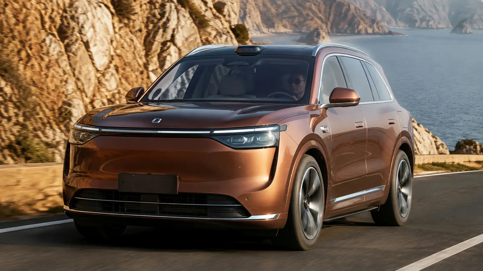АВТО 1002513 бронзовый Aito M8 на дороге среди скал