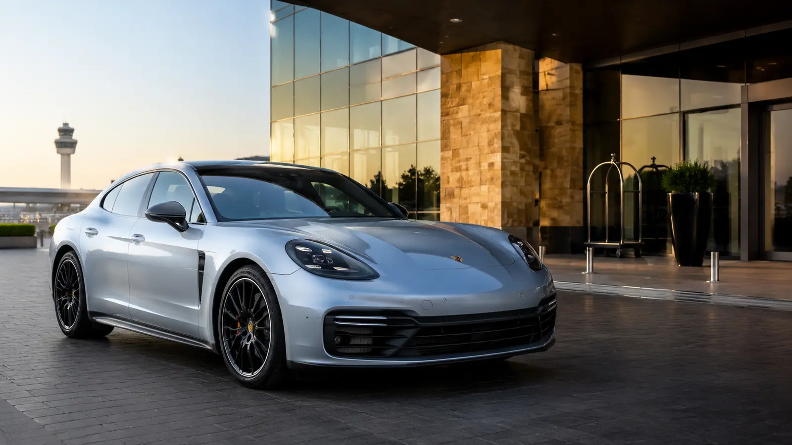 АВТО 1001722 серебристый Porsche Panamera у аэропорт-отеля