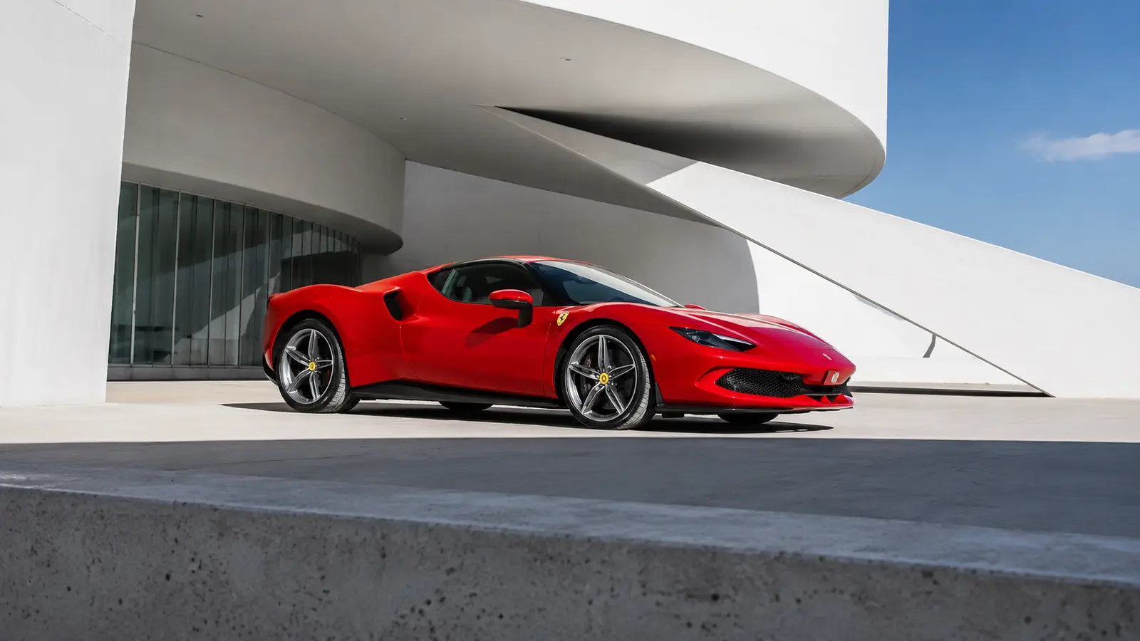АВТО 1001964 красная Ferrari 296 GTB у современного музея