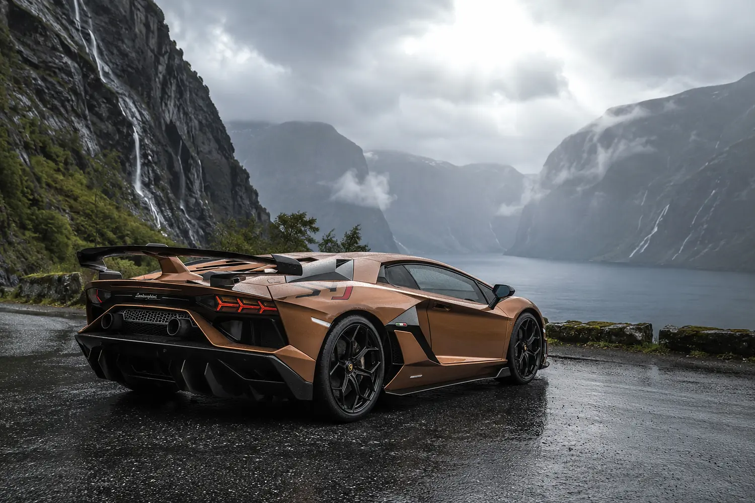 АВТО 1003533 бронзовый Lamborghini Aventador SVJ у фьорда