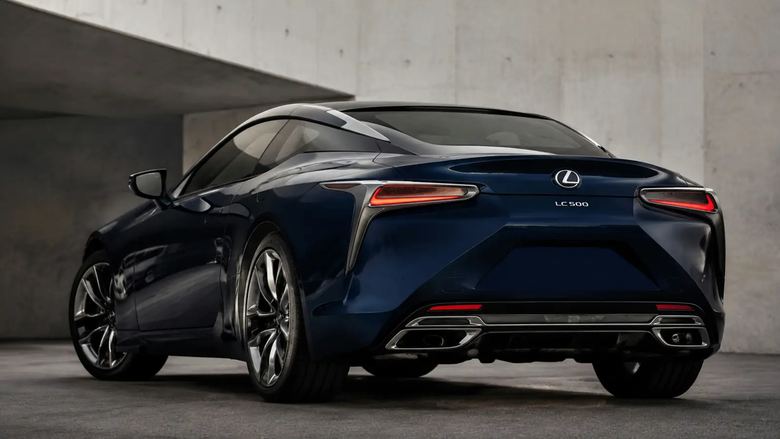 АВТО 1002809 синий Lexus LC 500 крупно у бетонной галереи