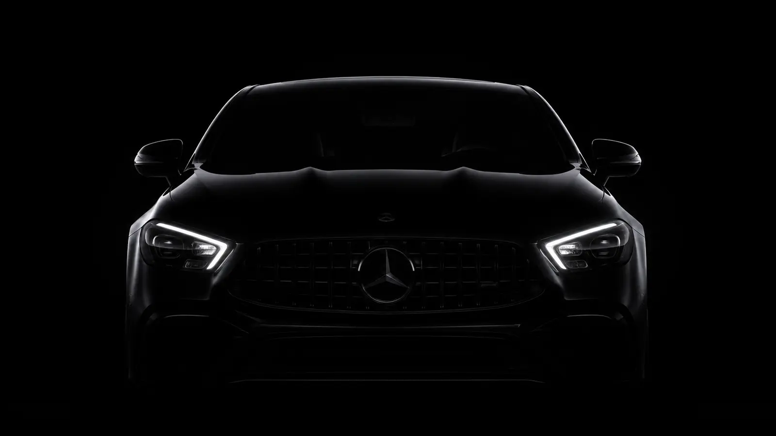 АВТО 1000933 чёрный Mercedes CLS в темноте с фарами