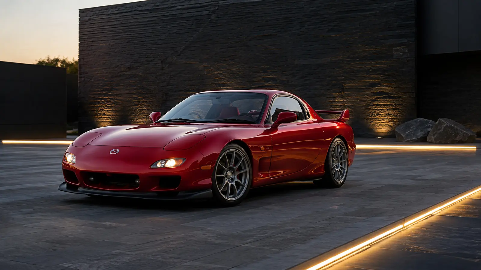 АВТО 1002085 красная Mazda RX-7 у современной галереи