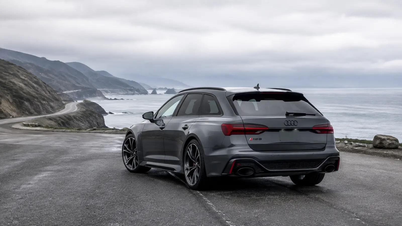 АВТО 1001844 графитовый Audi RS6 на прибрежном шоссе