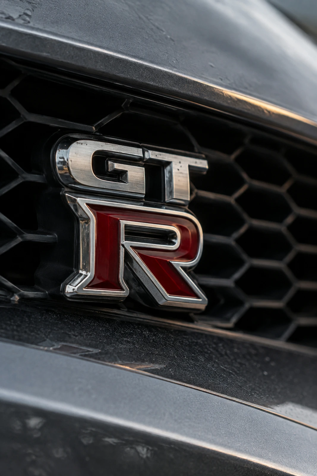 АВТО 1008167 Ниссан GT R Красная эмблема
