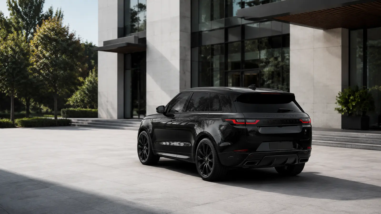 АВТО 1000908 чёрный Range Rover Sport у делового центра