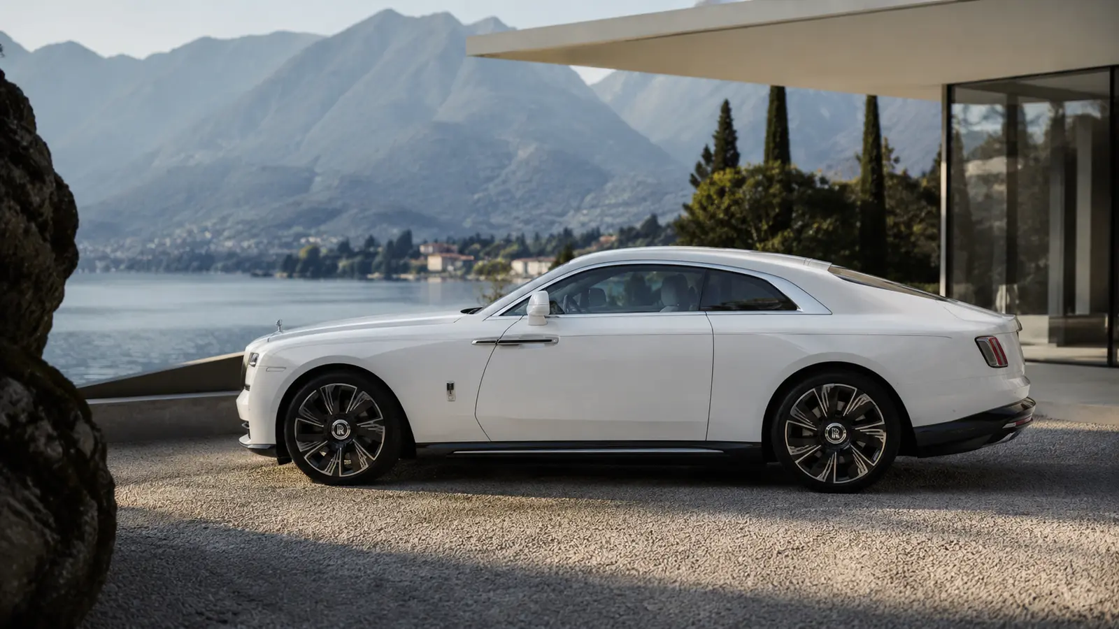 АВТО 1001081 белый Rolls-Royce Spectre у виллы на озере