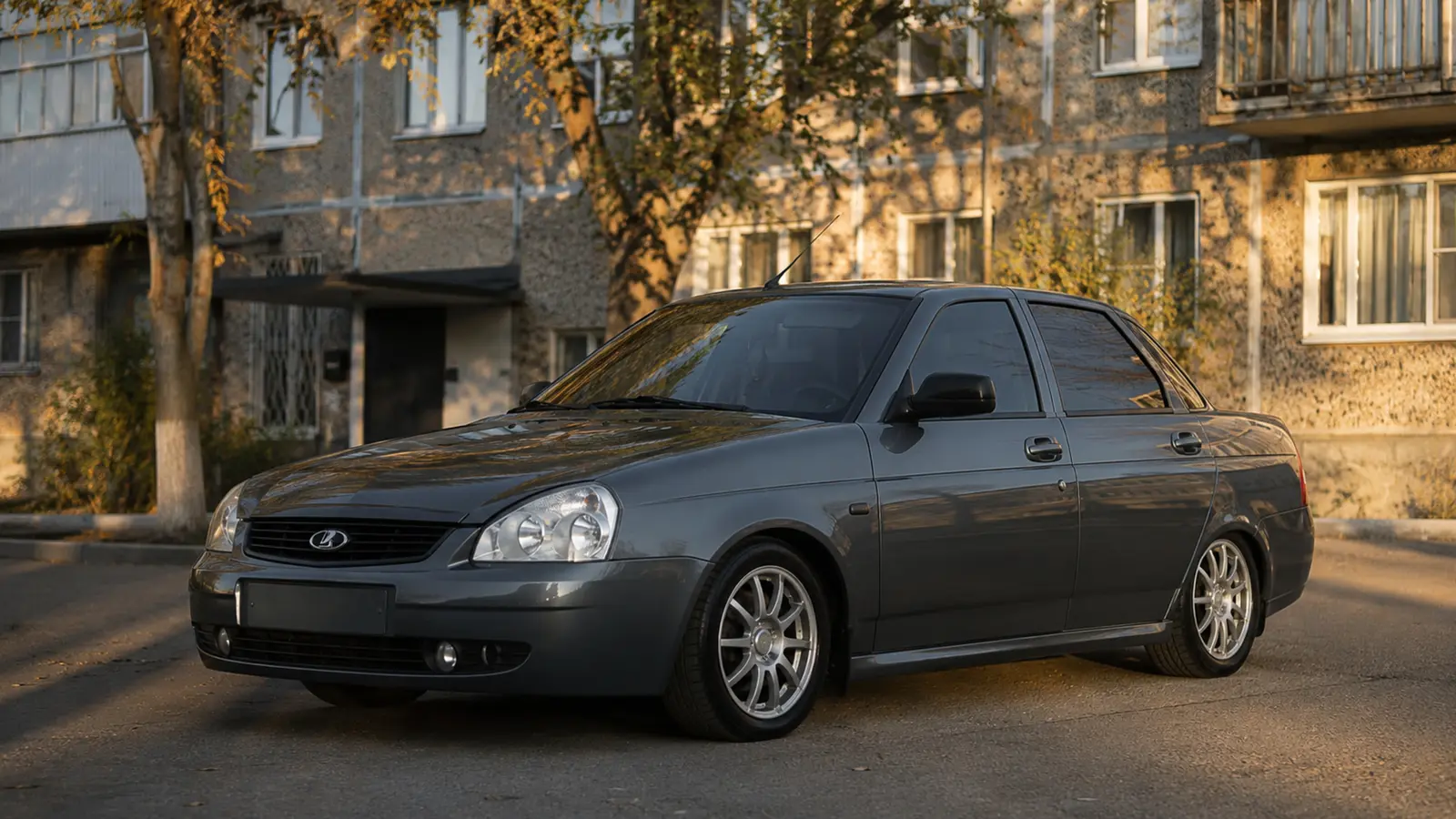АВТО 1000106 серая Lada Priora у жилого дома