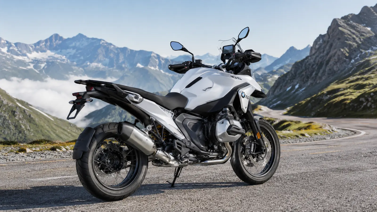АВТО 1002191 белый BMW R 1300 GS крупно на горном перевале
