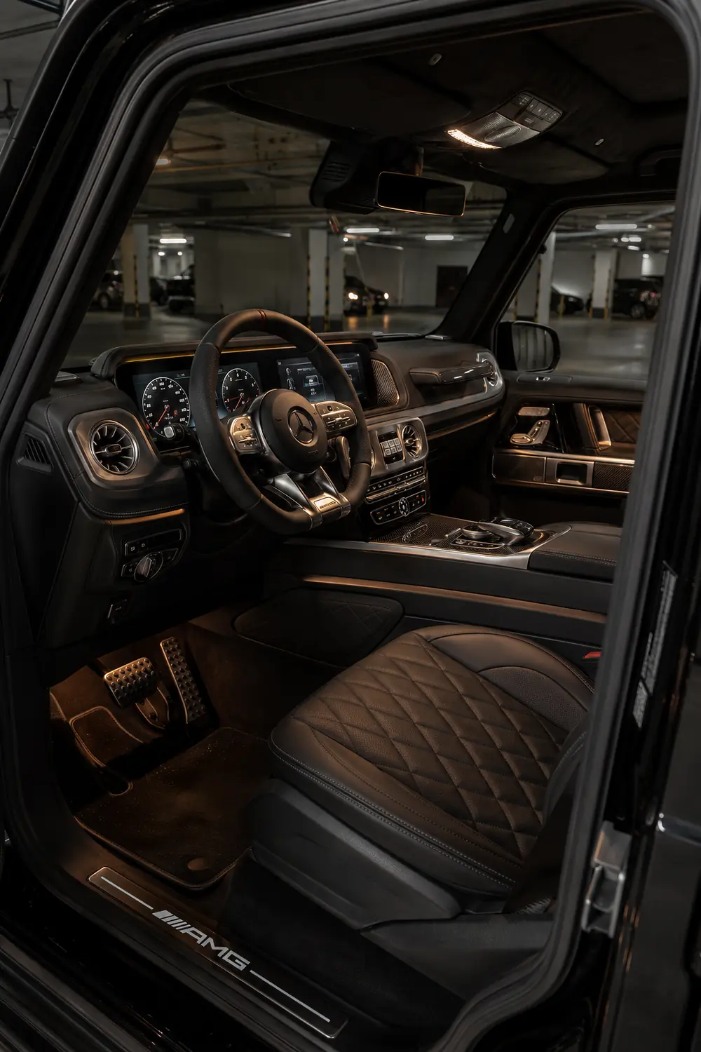 АВТО 1003758 вечерний пустой салон прокаченного Mercedes G63