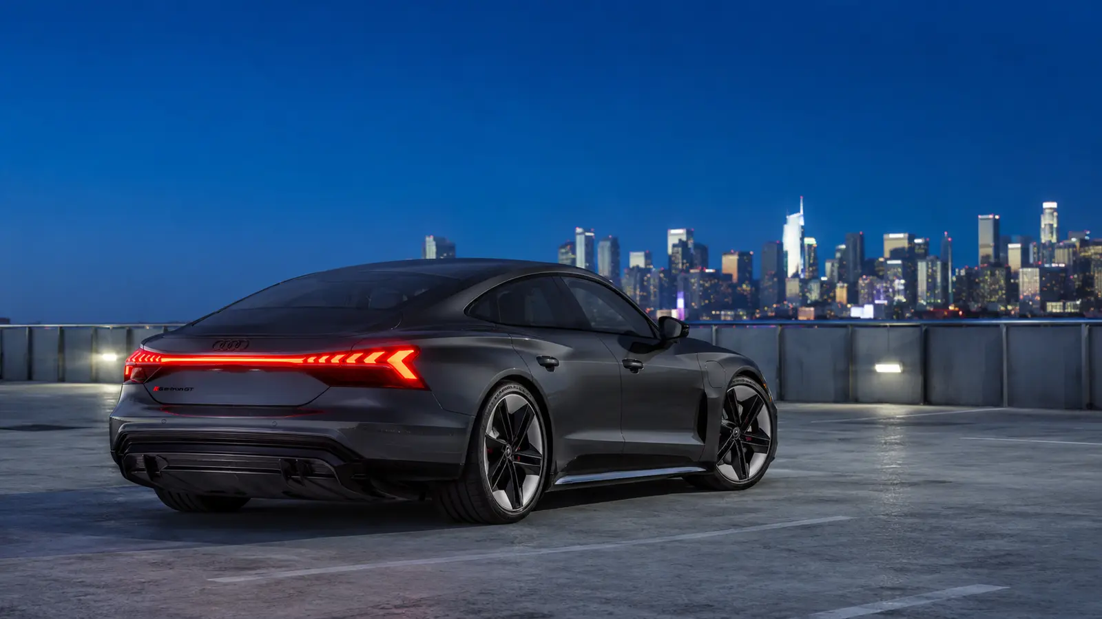 АВТО 1000596 серый Audi RS e-tron GT сзади на крыше паркинга