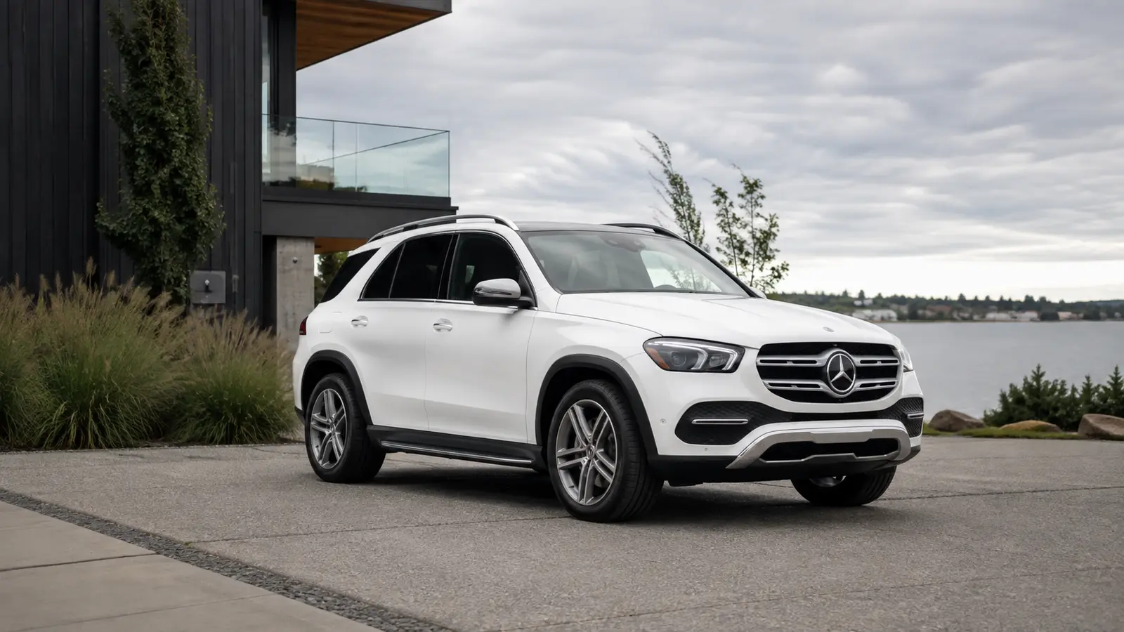 АВТО 1001825 белый Mercedes GLE у дома на озере
