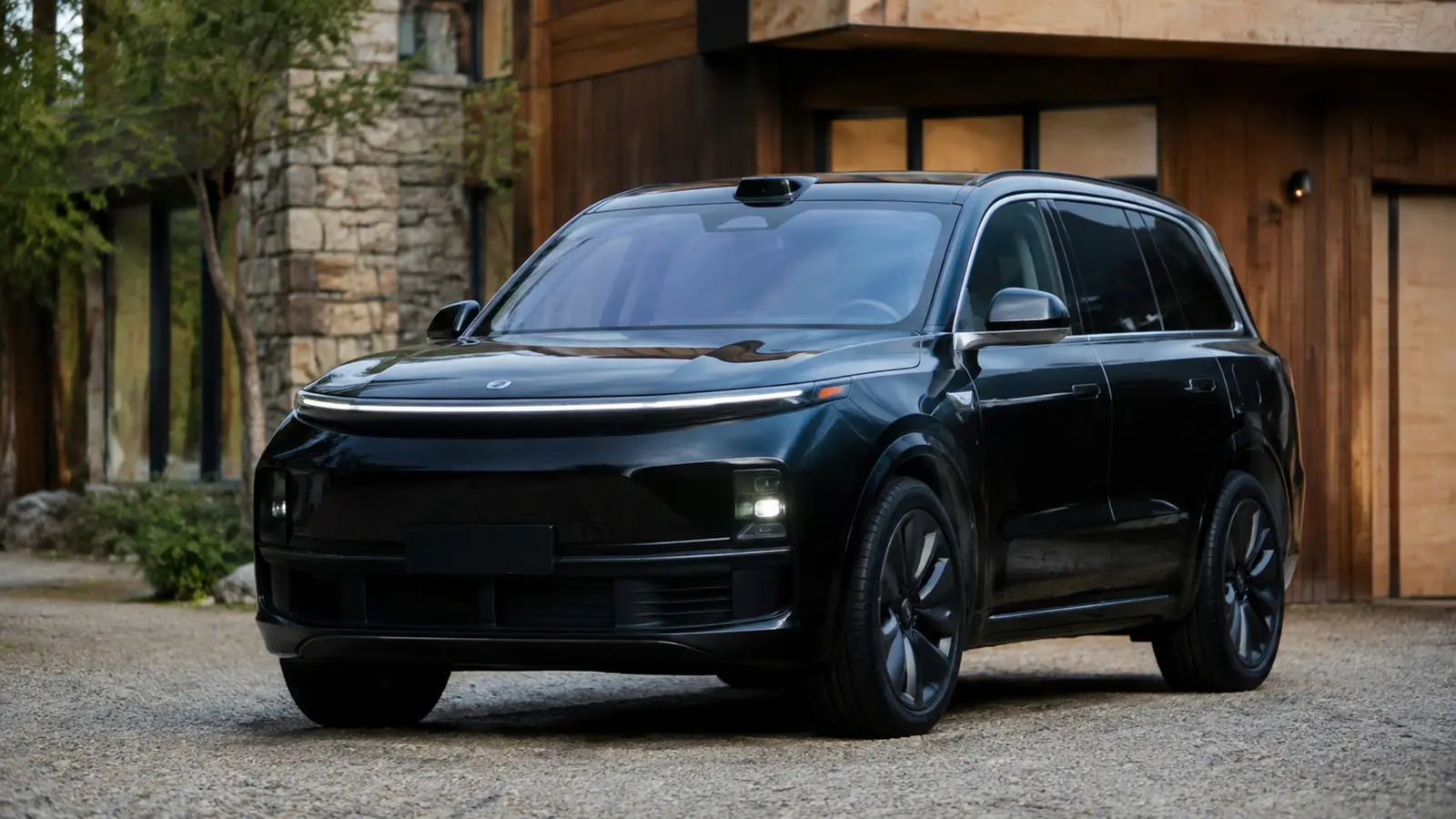 АВТО 1002811 чёрный Li Auto L9 крупно у премиального загородного дома