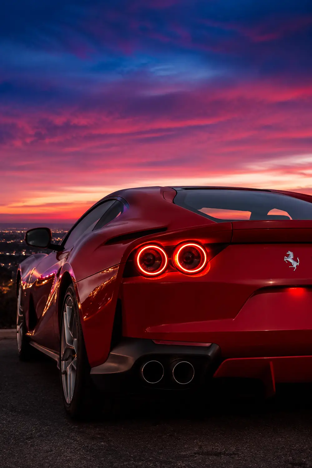 АВТО 1003851 красная Ferrari 812 крупно сзади в сумерках