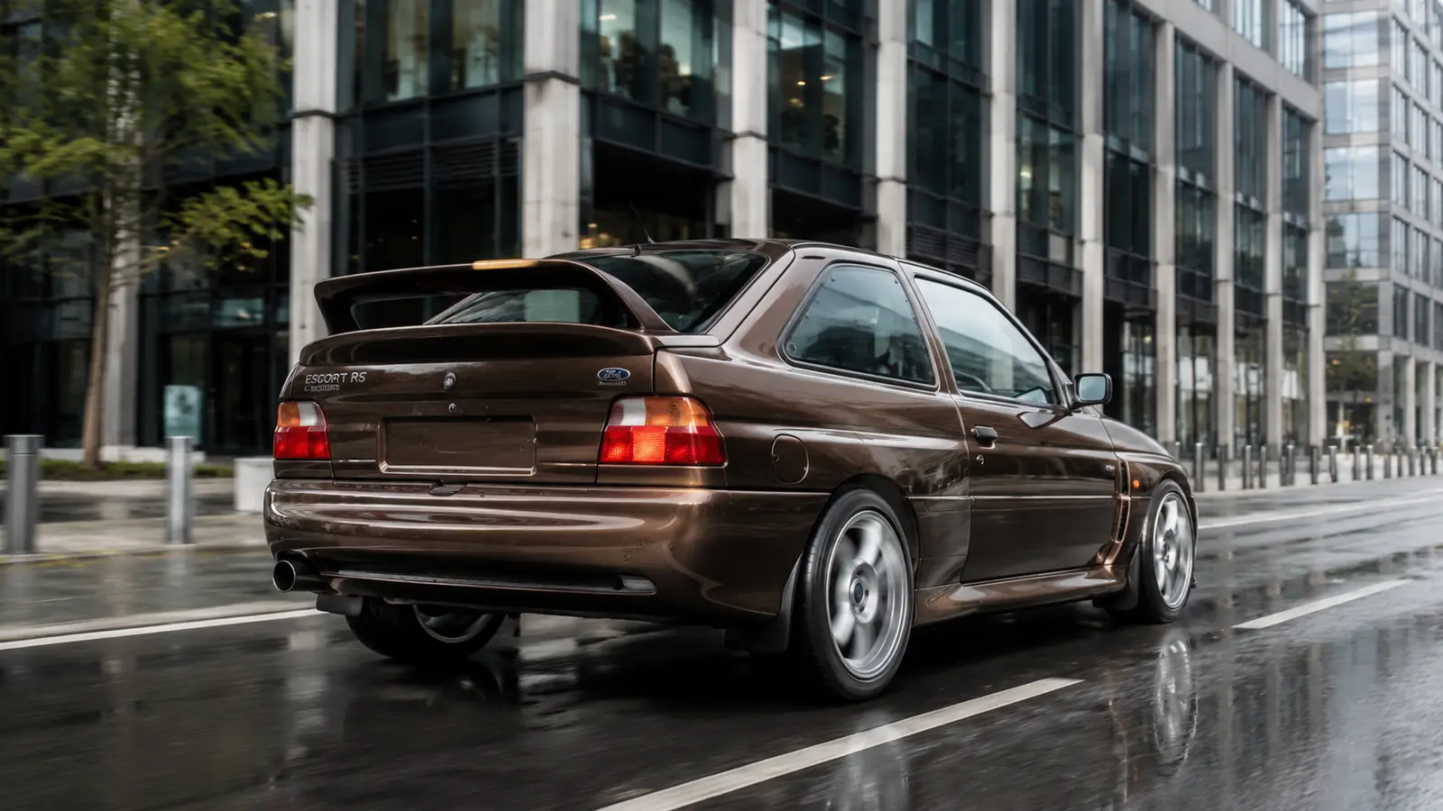 АВТО 1002739 бронзовый Ford Escort RS Cosworth крупно в деловом квартале после дождя
